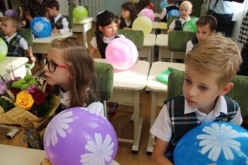 Cu zâmbete pe chip și bucurie în suflet, zeci de elevi au pășit ieri în Școala Primară ”Sf. Ioan cel Nou de la Suceava”