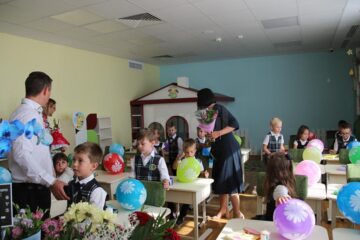 Cu zâmbete pe chip și bucurie în suflet, zeci de elevi au pășit ieri în Școala Primară ”Sf. Ioan cel Nou de la Suceava”