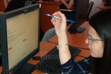 Elevii suceveni pasionați de informatică au ocazia să aprofundeze materia