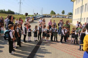 Cu zâmbete pe chip și bucurie în suflet, zeci de elevi au pășit ieri în Școala Primară ”Sf. Ioan cel Nou de la Suceava”