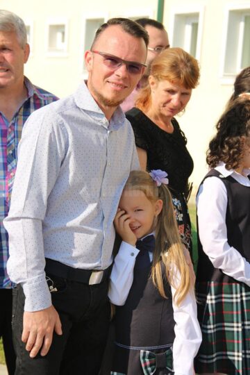 Cu zâmbete pe chip și bucurie în suflet, zeci de elevi au pășit ieri în Școala Primară ”Sf. Ioan cel Nou de la Suceava”