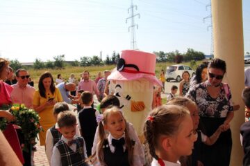 Cu zâmbete pe chip și bucurie în suflet, zeci de elevi au pășit ieri în Școala Primară ”Sf. Ioan cel Nou de la Suceava”