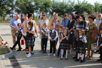 Cu zâmbete pe chip și bucurie în suflet, zeci de elevi au pășit ieri în Școala Primară ”Sf. Ioan cel Nou de la Suceava”