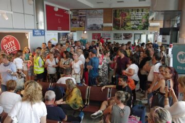 Pasagerii zborului de ieri Suceava-Roma au scandat „Hoții”, „Vrem avion”, „Noi de aici nu plecăm”