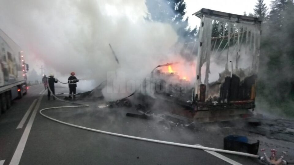Autotrenul distrus de flăcări