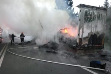 Autotrenul distrus de flăcări