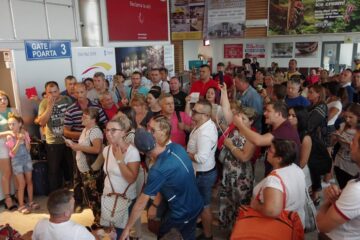 Aproape 200 de oameni au stat ore în șir în Aeroportul Suceava, după ce zborul lor, Suceava-Roma, a fost anulat de Wizz Air