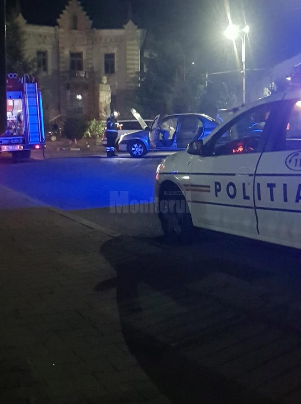 Un autoturism s-a aprins luni seara în zona centrală a orașului Siret