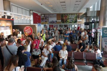 Aproape 200 de oameni au stat ore în șir în Aeroportul Suceava, după ce zborul lor, Suceava-Roma, a fost anulat de Wizz Air