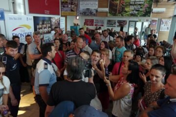 Aproape 200 de oameni au stat ore în șir în Aeroportul Suceava, după ce zborul lor, Suceava-Roma, a fost anulat de Wizz Air