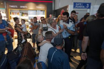 Aproape 200 de oameni au stat ore în șir în Aeroportul Suceava, după ce zborul lor, Suceava-Roma, a fost anulat de Wizz Air