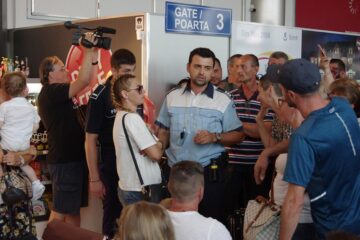 Aproape 200 de oameni au stat ore în șir în Aeroportul Suceava, după ce zborul lor, Suceava-Roma, a fost anulat de Wizz Air