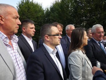 Reprezentanții firmelor de salubrizare Diasil Service și Ritmic, alături de Ion Lungu, delegația Ambasadei Finlandei și a firmei producătoare, Molok Oy, la inaugurare