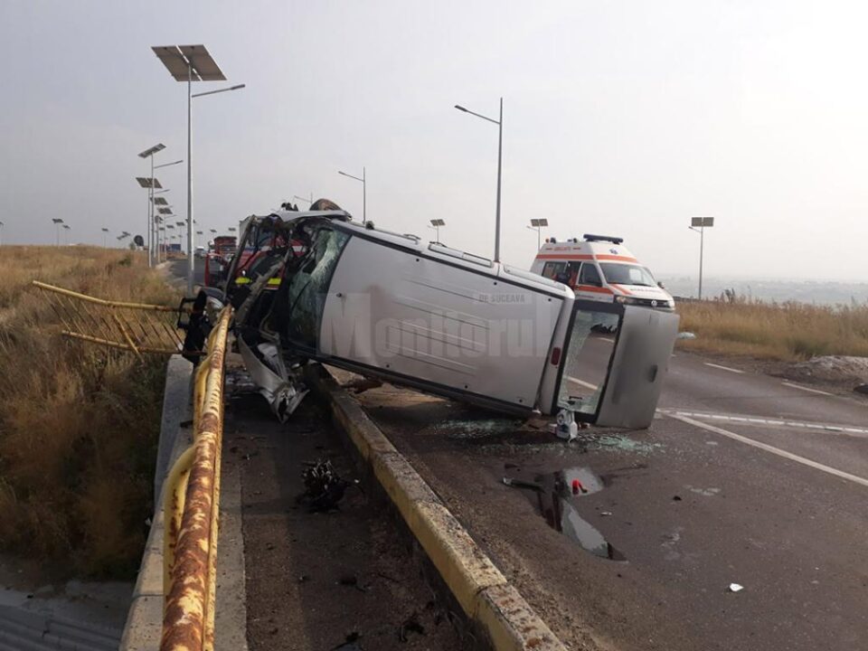 Mașina răsturnată pe drumul european 85, la ieșirea din Suceava spre Fălticeni