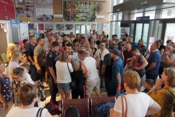Aproape 200 de oameni au stat ore în șir în Aeroportul Suceava, după ce zborul lor, Suceava-Roma, a fost anulat de Wizz Air