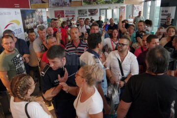 Aproape 200 de oameni au stat ore în șir în Aeroportul Suceava, după ce zborul lor, Suceava-Roma, a fost anulat de Wizz Air