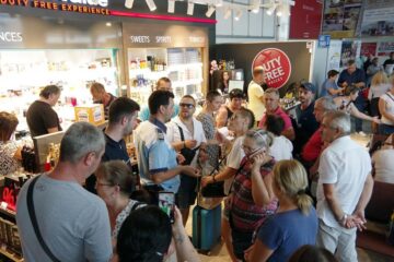 Aproape 200 de oameni au stat ore în șir în Aeroportul Suceava, după ce zborul lor, Suceava-Roma, a fost anulat de Wizz Air