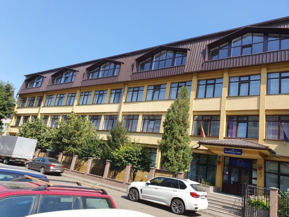 Șase noi săli de clasă și o aulă, create prin mansardarea Școlii Nr. 10 din Burdujeni