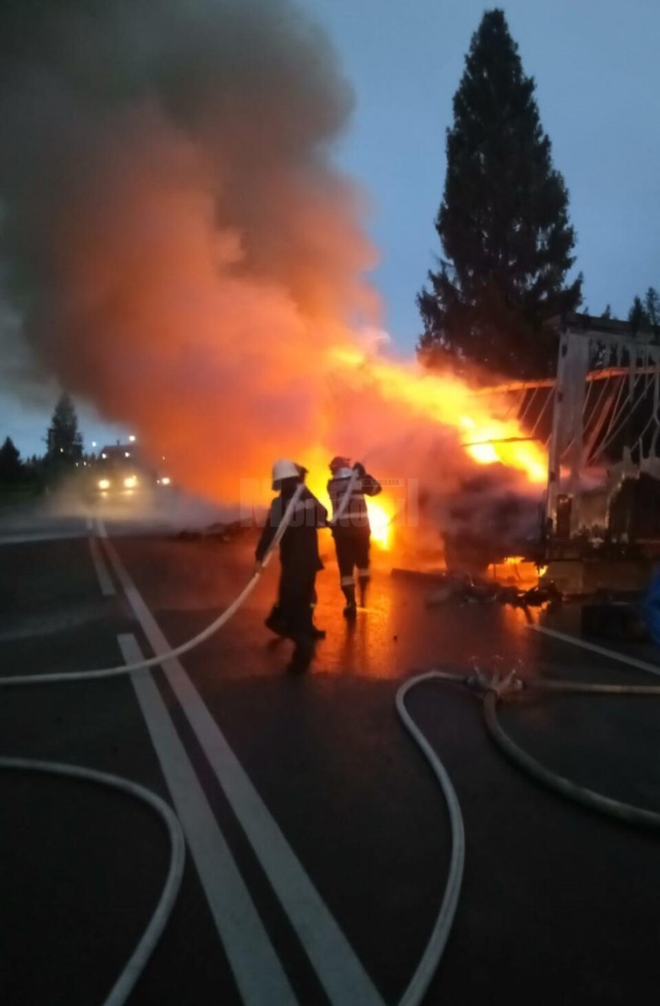 Autotrenul distrus de flăcări
