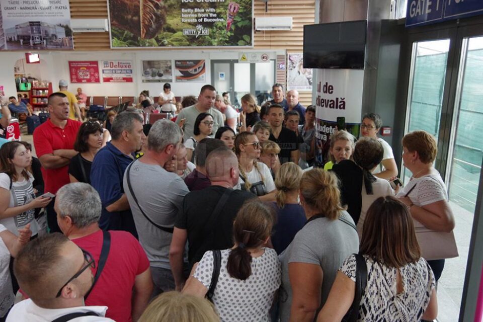 Pasagerii zborului de ieri Suceava-Roma au scandat „Hoții”, „Vrem avion”, „Noi de aici nu plecăm”