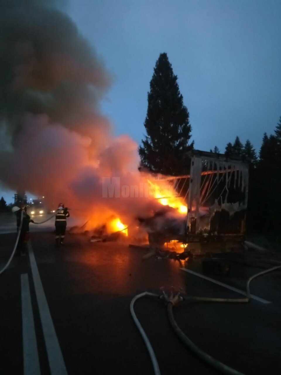 Autotrenul a fost cuprins de flecari, la marginea drumului DN 17, în Poiana Stampei