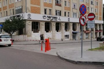 Barierele și semnele de circulație montate în zona Palatului Administrativ