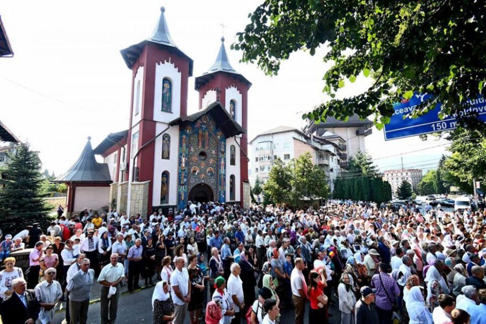 Biserica „Sfinții Împărați Constantin și Elena” din Gura Humorului a primit veșmântul sfințirii. Foto: Pr. Constantin Ciofu