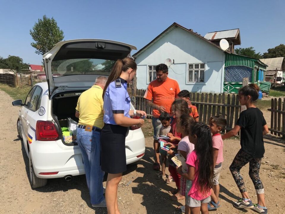 Ghiozdane și rechizite oferite de polițiști și partenerii lor copiilor din familii defavorizate
