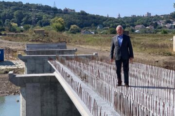 Primarul Ion Lungu a făcut vineri primii pași pe noul pod peste apa Sucevei