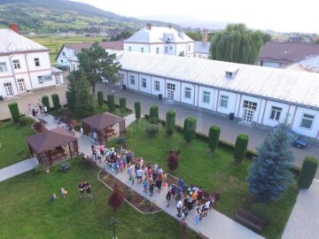 Elevii și profesorii Liceul Tehnologic Special Bivolărie au reabilitat spațiul verde din curtea instituției