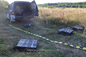 În una dintre mașinile abandonate au fost observate mai multe colete care conțineau țigări