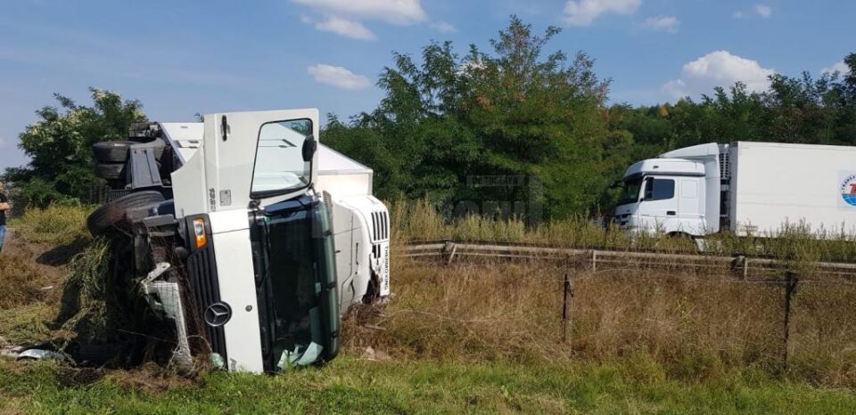 In urma impactului, autocamionul s-a rasturnat in apropierea drumului