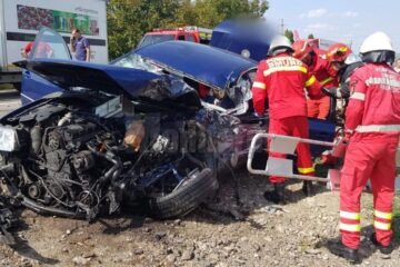 Pentru extragerea barbatului din autoturism, a fost nevoie de echipajul de descarcerare