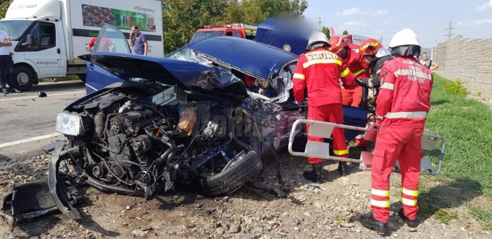 Pentru extragerea barbatului din autoturism, a fost nevoie de echipajul de descarcerare