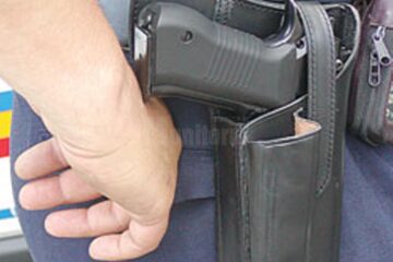 Tânăr împușcat în timp ce polițiștii trăgeau după mașina condusă de un șofer băut și fără permis