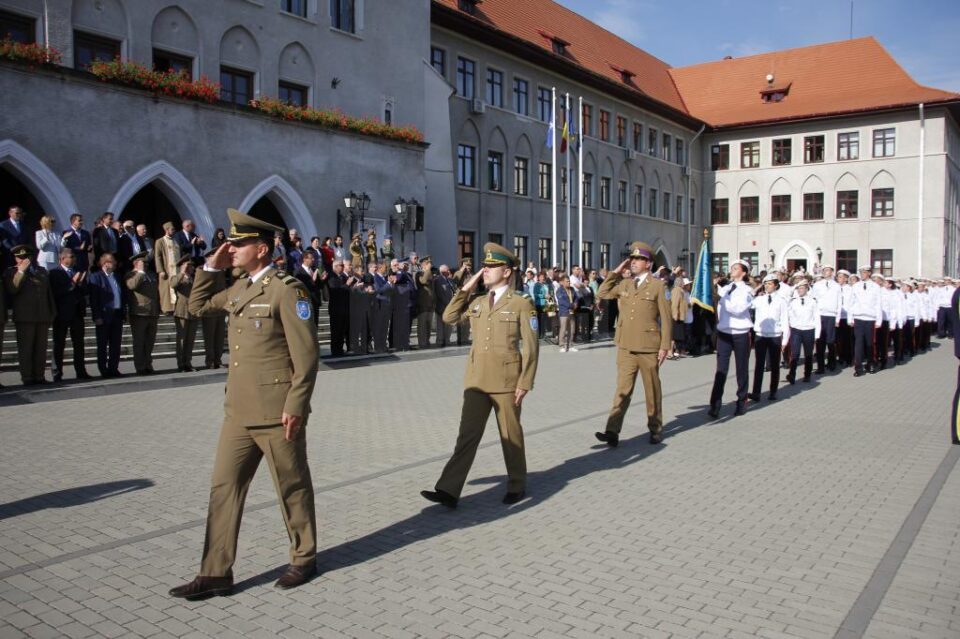 Prima defilare în uniforma militară pentru cei 120 de boboci ai Colegiului Militar din Câmpulung