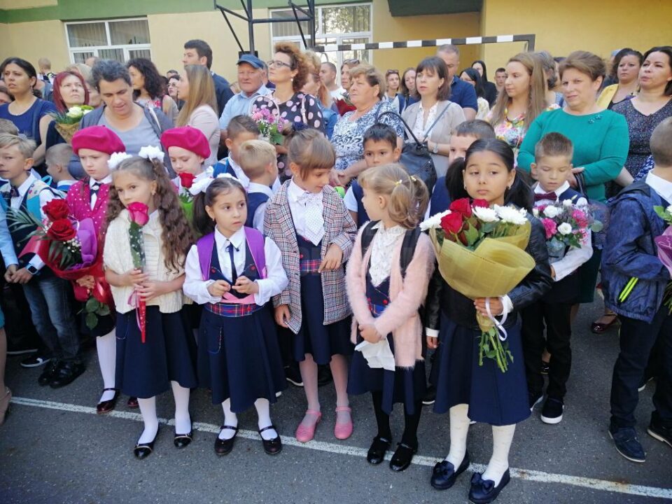 Buchetele mici, cochete, cu flori deosebite, trandafirii și crizantemele, tendințele de anul acesta, în prima zi de școală