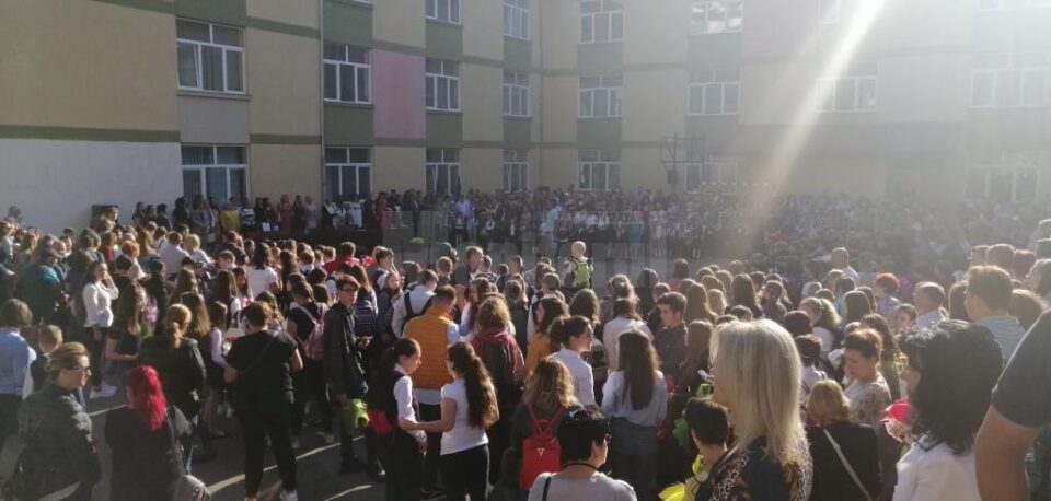 Profesorii elevilor de 10 de la Colegiul ”Mihai Eminescu” au fost premiați la deschiderea anului școlar
