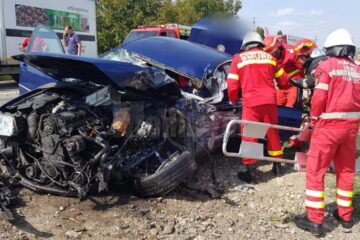 Bărbatul de 65 de ani a rămas încarcerat în autoturism, fiind nevoie de intervenția pompierilor pentru extragerea sa