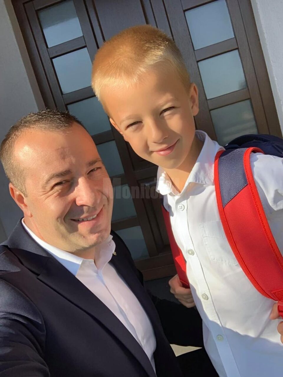 Viceprimarul Lucian Harșovschi si fiul său Tudor, in prima zi de scoala