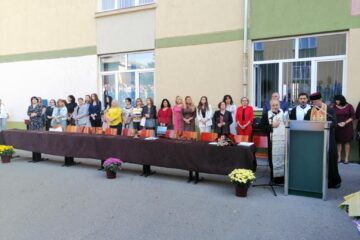 Profesorii elevilor de 10 de la Colegiul ”Mihai Eminescu” au fost premiați la deschiderea anului școlar