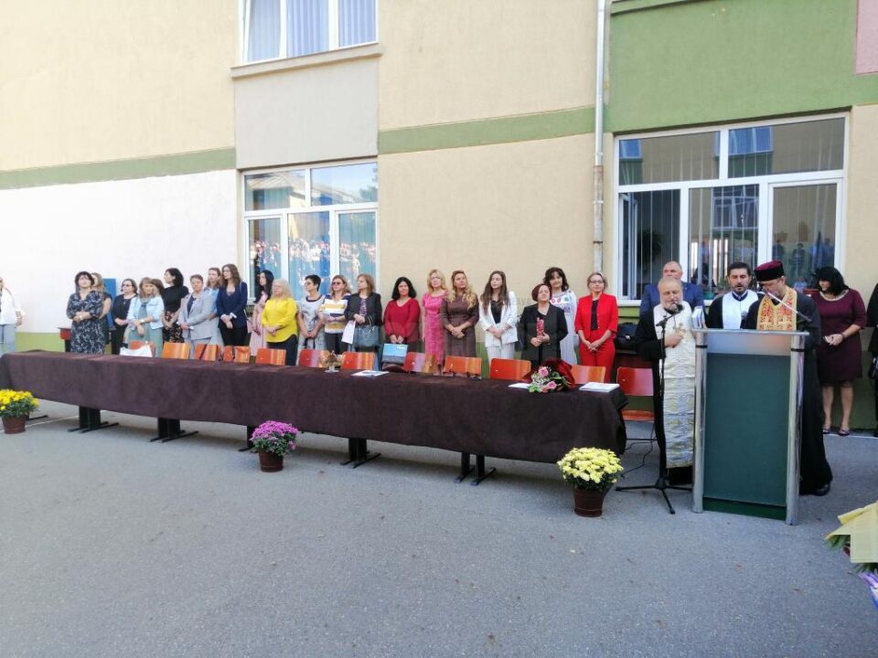 Profesorii elevilor de 10 de la Colegiul ”Mihai Eminescu” au fost premiați la deschiderea anului școlar