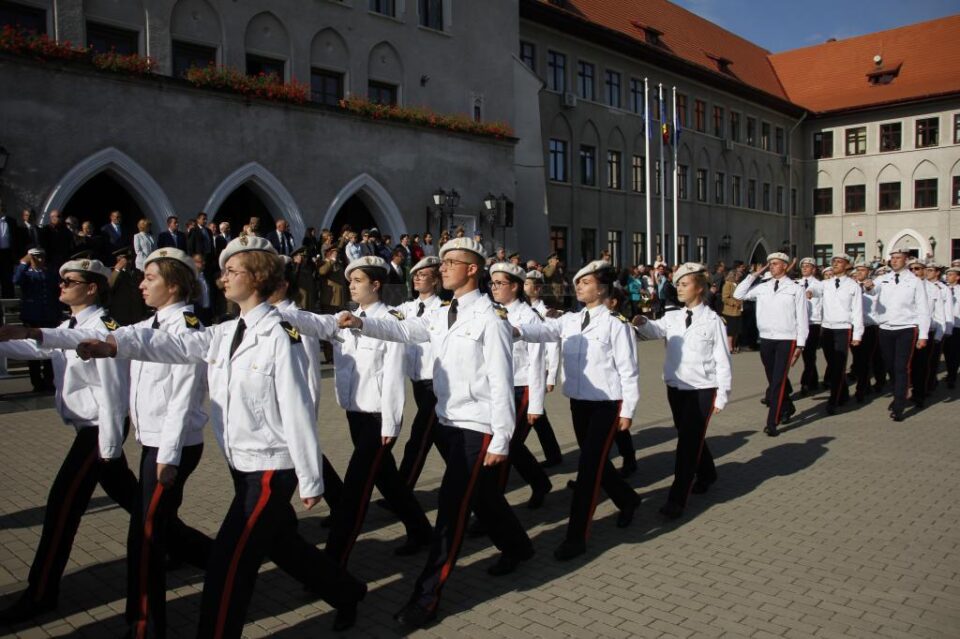 Prima defilare în uniforma militară pentru cei 120 de boboci ai Colegiului Militar din Câmpulung