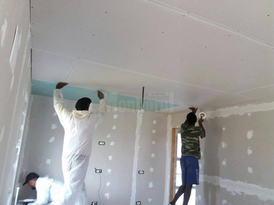 Refugiați de la CRCPSA Rădăuți au participat voluntar la amenajarea caselor pentru familii nevoiașe