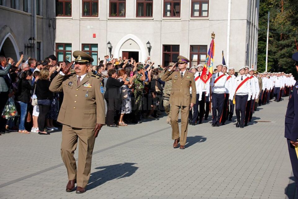 Prima defilare în uniforma militară pentru cei 120 de boboci ai Colegiului Militar din Câmpulung Prima defilare în uniforma militară pentru cei 120 de boboci ai Colegiului Militar din Câmpulung