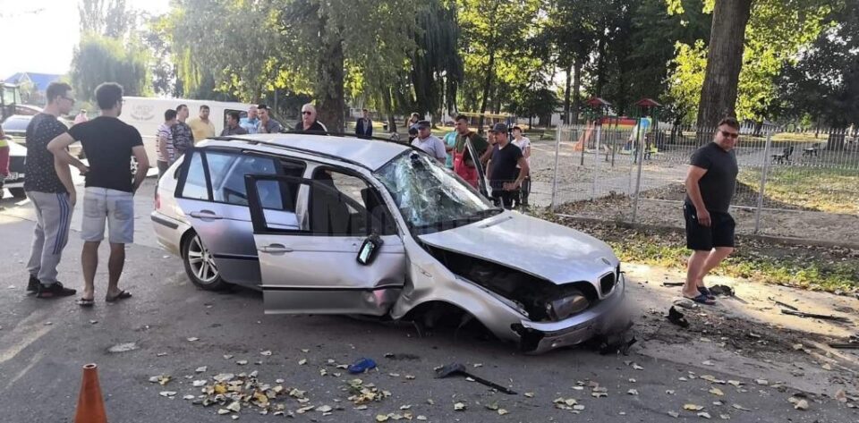 Mașina care s-a răsturnat