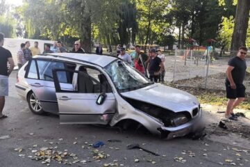 Mașina care s-a răsturnat