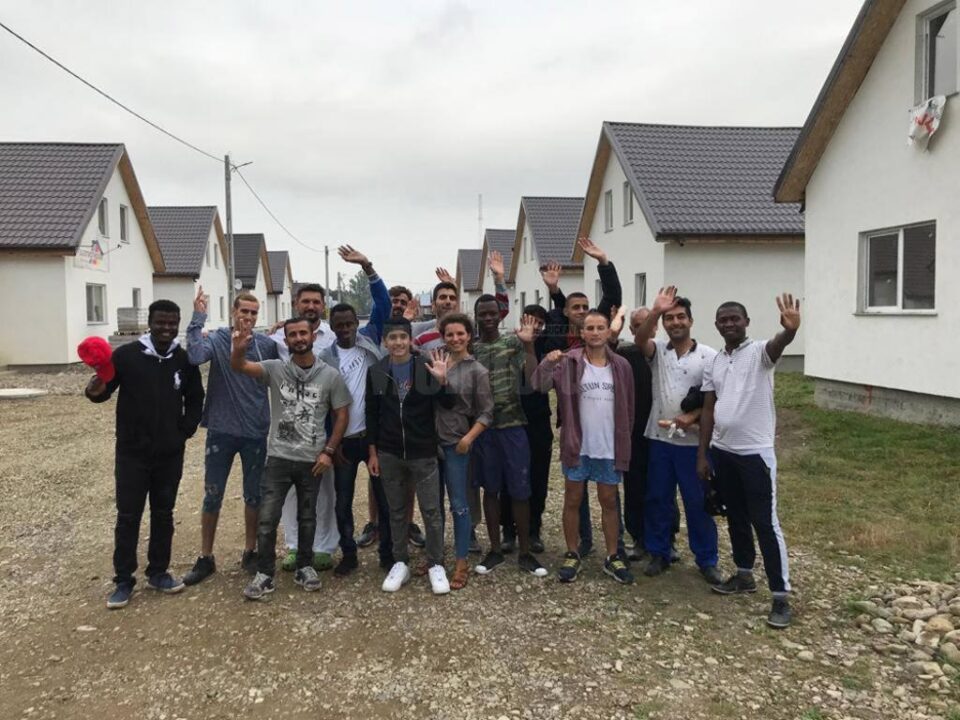 Refugiați de la CRCPSA Rădăuți au participat voluntar la amenajarea caselor pentru familii nevoiașe