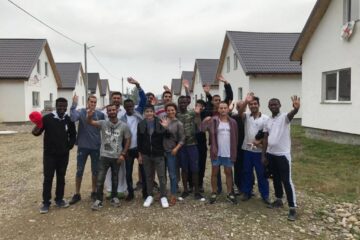 Refugiați de la CRCPSA Rădăuți au participat voluntar la amenajarea caselor pentru familii nevoiașe