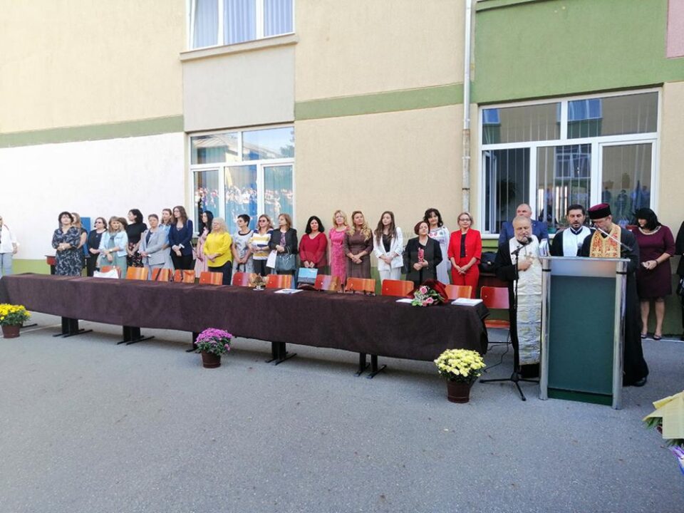 Profesorii elevilor de 10 de la Colegiul ”Mihai Eminescu” au fost premiați la deschiderea anului școlar